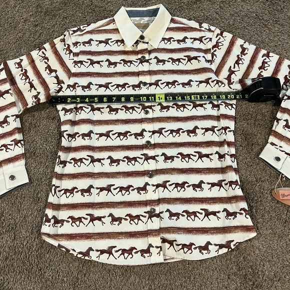 NWT Wrangler Western Shirt Women’s Medium  White/Red Horses Long Sleeve - Picture 6 of 8